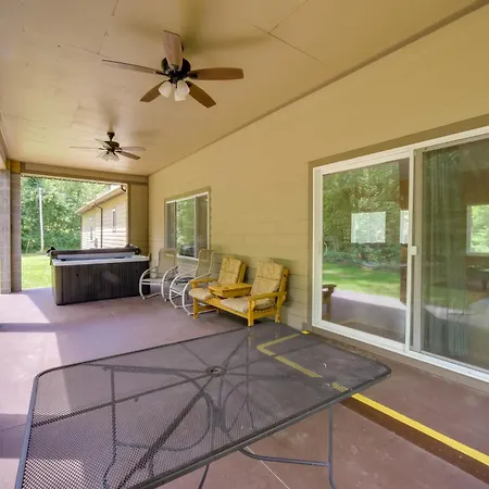 Spacious House On Half Acre Less Than 3 Mi To Beach!